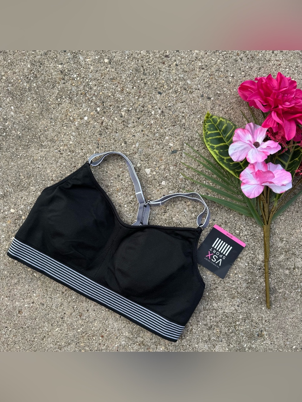 NWT Victoria’s Secret VSX Sport Black Sports Bra Size Medium